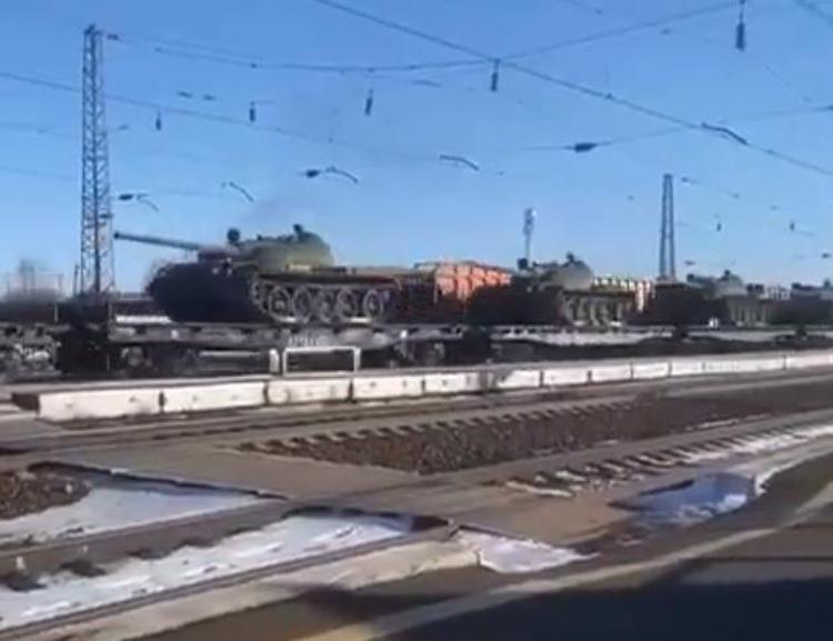 Ucraina, la Russia usa tank di 70 anni fa - Video