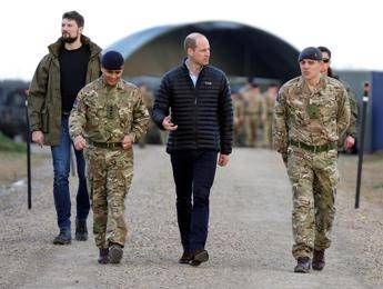 Ukraine, Prince William surprises in Poland meets Gb military