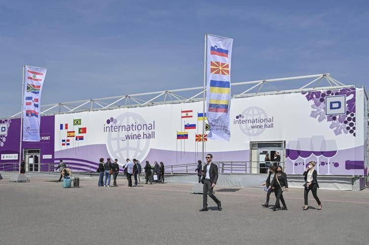 Vinitaly 2023: oltre 1000 top buyer da 68 paesi, +43% sul 2022