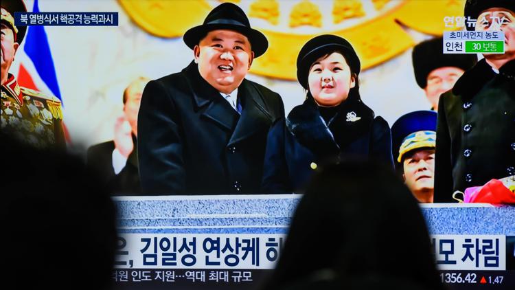 Nordcorea, la figlia di Kim al lancio del missile con giacca di lusso