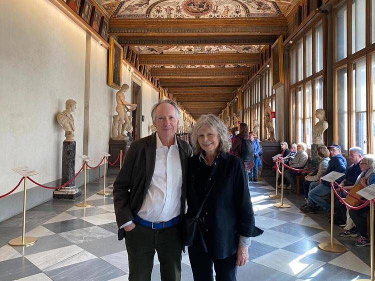 Lo scrittore Ian McEwan in visita agli Uffizi