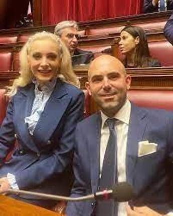 Forza Italia, l'azzurro Ferrante vicino a Fascina: 