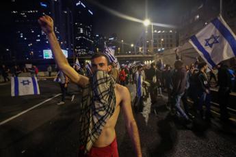 Israele, Netanyahu licenzia il ministro della Difesa: proteste e ca