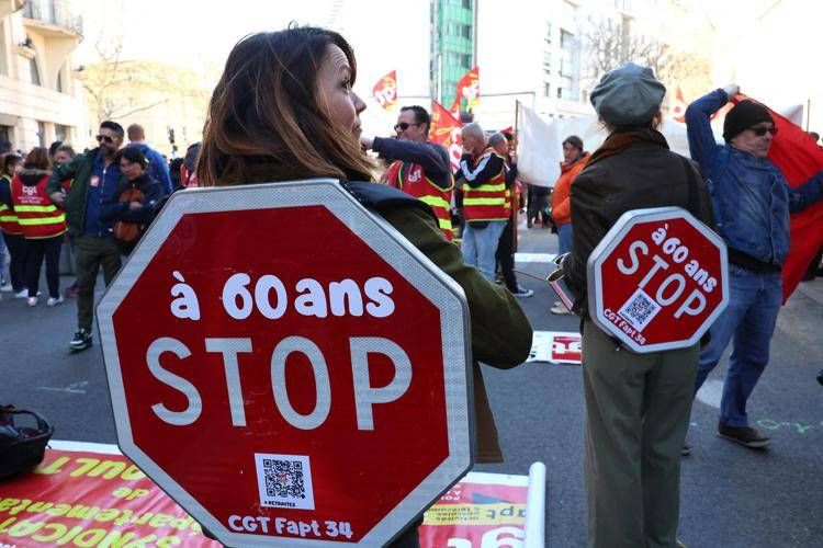 Francia, proteste per la riforma delle pensioni