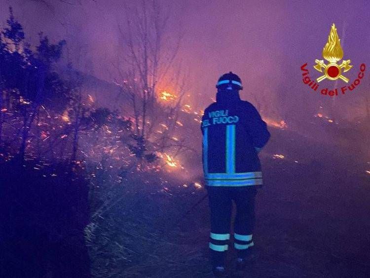 Incendio a Montegrino Valtravaglia, in fiamme decine di ettari di bosco