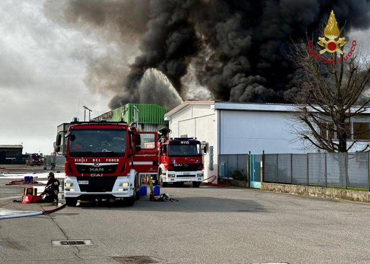 Novara, incendio in azienda chimica. Sindaco: 