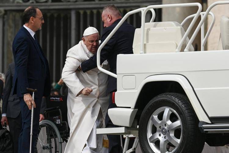 Papa Francesco ricoverato al Gemelli: 