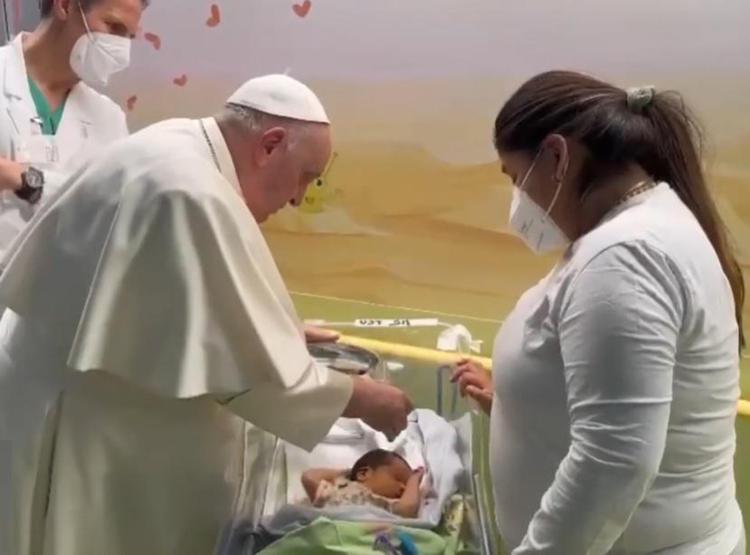 Papa Francesco battezza bimbo al Gemelli - Video