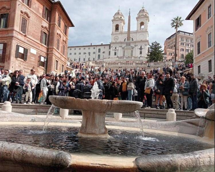 Roma, blitz Ultima Generazione a Piazza di Spagna: acqua nera nella Barcaccia - Video