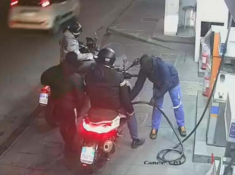 Napoli, provano a rubargli lo scooter e gli sparano - Video