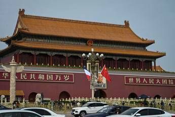 Ukraine, Macron and Von der Leyen in China by Xi