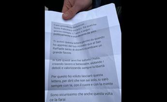 Berlusconi hospitalized, 17-year-old delivers letter to Cav: “No one can take his place”