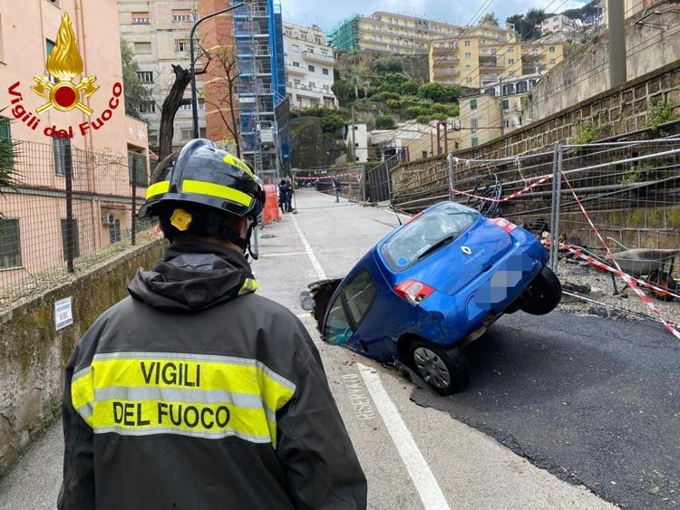 Maltempo, voragine inghiotte auto a Napoli