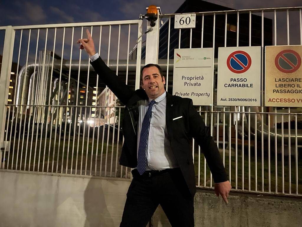 Berlusconi, at the San Raffaele the John Travolta of Tú sí que vales: “I like Silvio” – Video