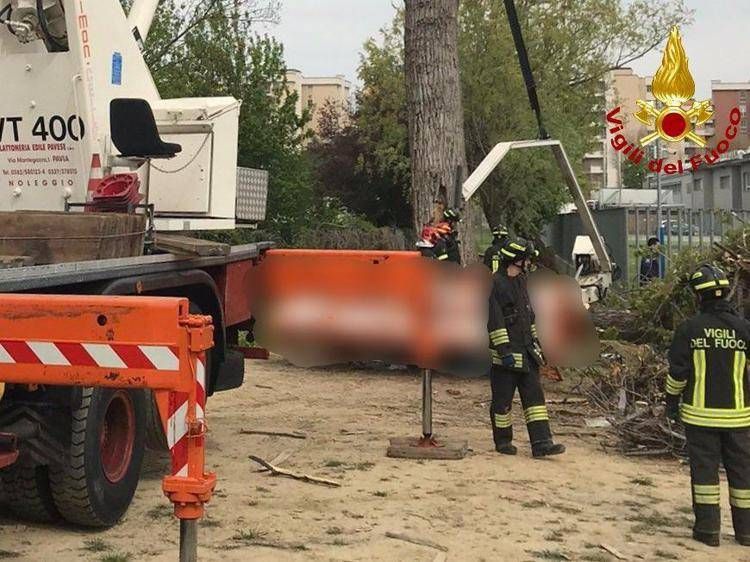 Cede cestello mentre potano albero in un golf club, 2 morti e 1 ferito nel milanese