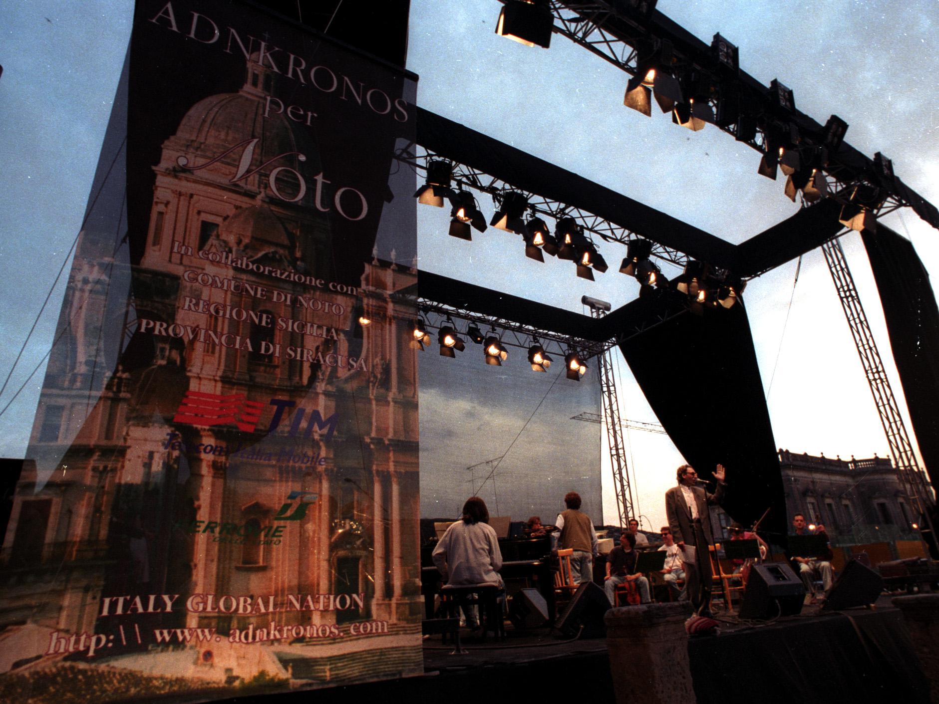 Il palco del concerto di Franco Battiato a Noto organizzato dall'Adnkronos (1996)