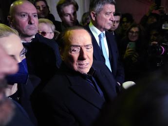 Berlusconi, the lawyer: “Photos with mafia bosses? Media circus”