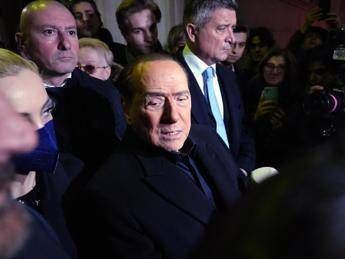 Berlusconi, the lawyer: “Photos with mafia bosses? Media circus”