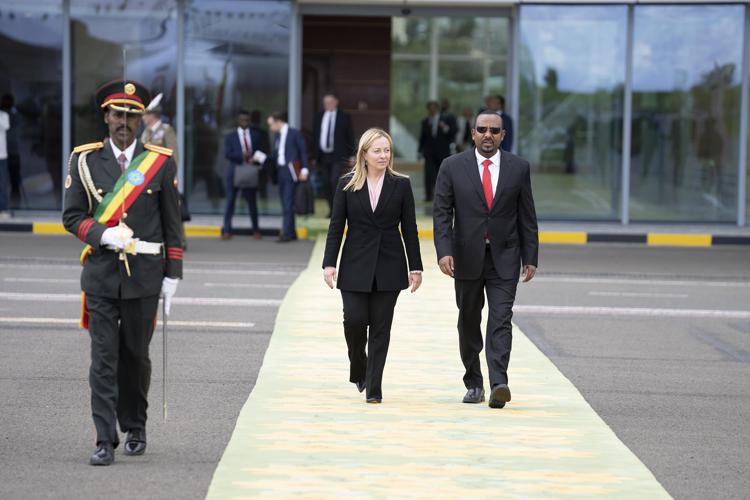 La premier Meloni all'aeroporto di Bole con il Primo Ministro della Repubblica Federale Democratica di Etiopia, Abiy Ahmed Ali, in un'immagine pubblicata dal governo italiano