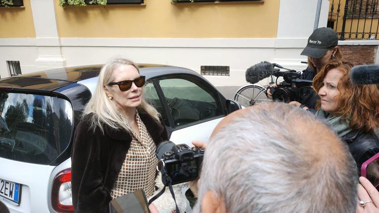 La principessa Rita Boncompagni Ludovisi lascia il Casino dell'Aurora dopo lo sfratto (foto Adnkronos)