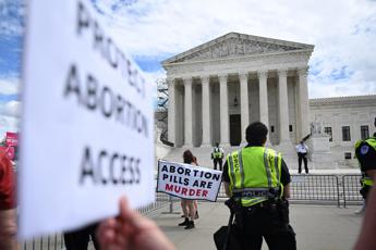 USA, supreme court lifts restrictions on abortion pills