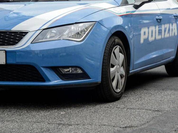 Pallone finisce sotto bus e scoppia, giovane prende a pugni l'autista