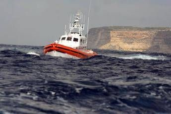 Migrants, small boat sinks off Lampedusa: one dead, 20 missing