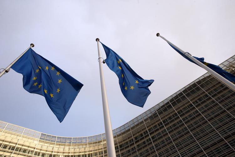 Bandiere europee alla Commissione Ue - Afp
