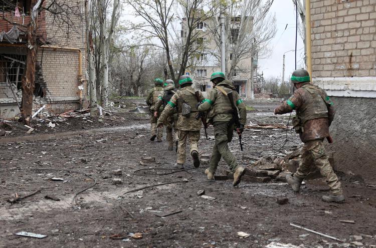 Ucraina, Russia scava trincee in previsione controffensiva Kiev
