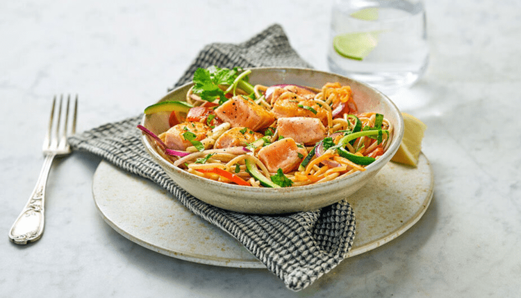 Pasta integrale con salmone norvegese e verdure