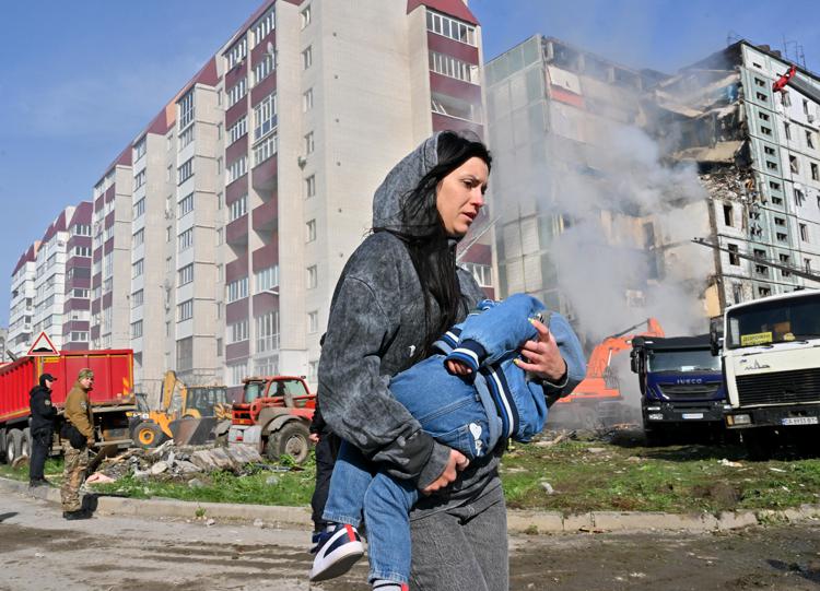 Ucraina, bombe su Vovchansk e Ivashky. A Dnipro uccisa bimba di 2 anni