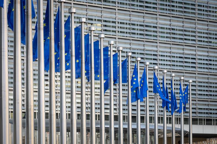 Bandiere dell'Unione Europea davanti alla Commissione Ue - Afp