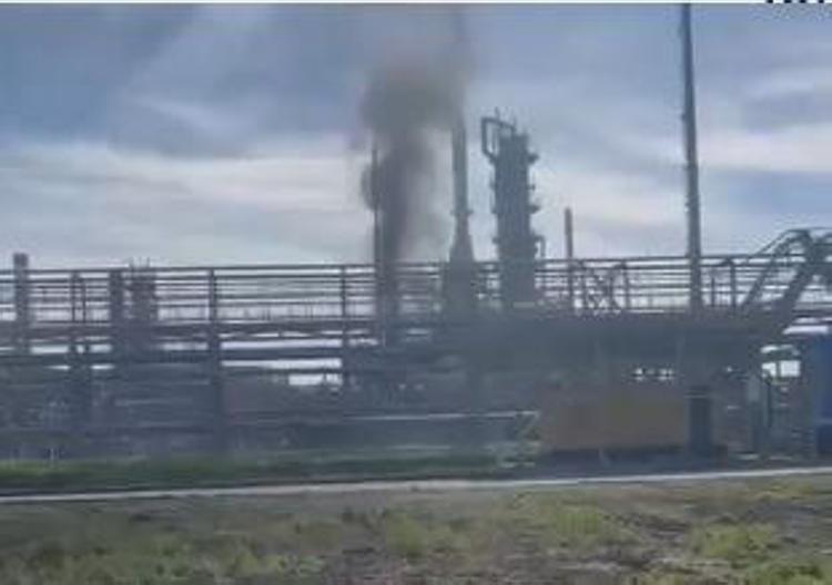 Ucraina, nuovo incendio in raffineria russa - Video