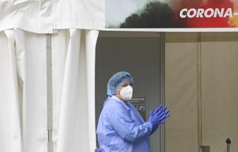 Covid Italia, dati ultima settimana: calano contagi, morti in lieve aumento