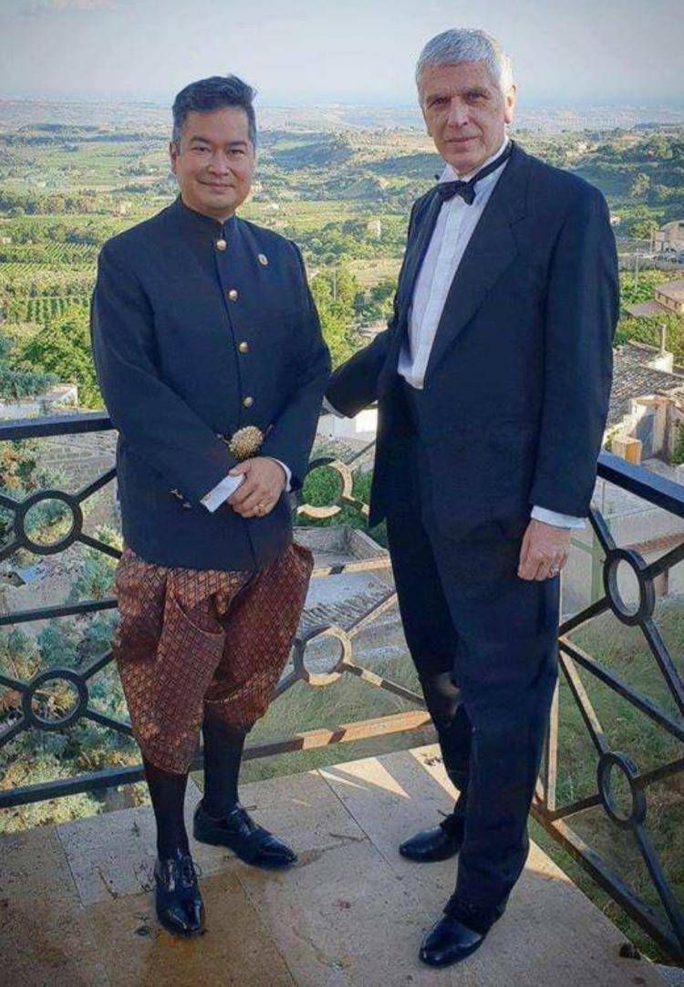 il principe Sisowath Ravivaddhana Monipong, ambasciatore della Real casa di Cambogia accanto al regista  Vincenzo Grisostomi Travaglini