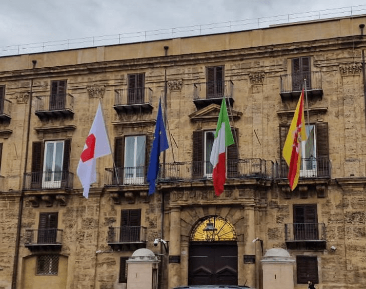 La bandiera della  Croce rossa a Palazzo d'Orleans - Croce rossa