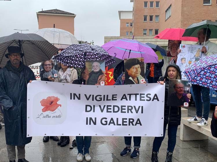 Inchiesta Covid, protesta no vax davanti al Tribunale di Brescia