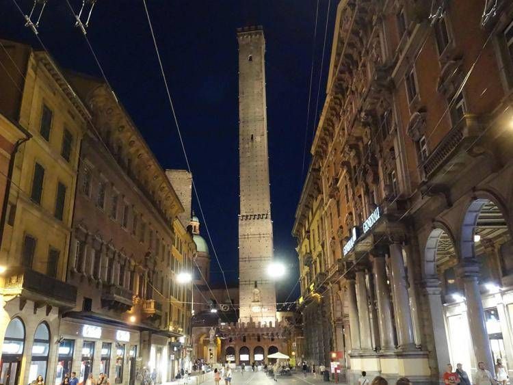 La Torre degli Asinelli a Bologna (Fotogramma)