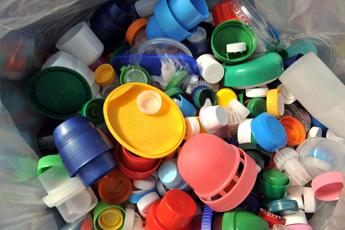 Inchiesta Altroconsumo, bisfenoli in oggetti per bambini e di uso comune