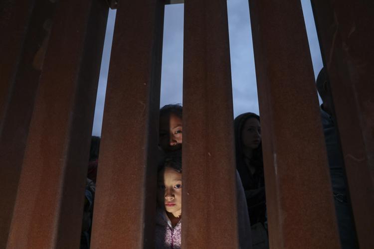Migranti al confine tra Usa e Messico