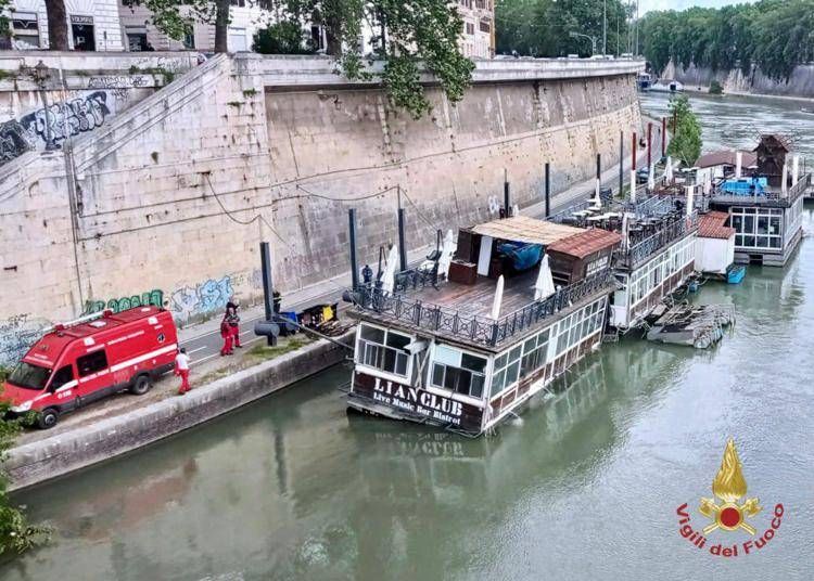 Roma, barcone sul Tevere inclinato su un fianco