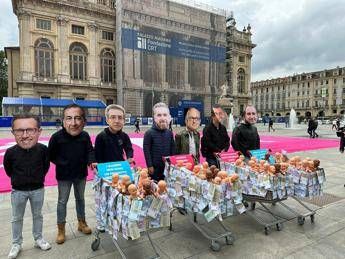 Lgbt: pro-life flash mob in Turin, dolls in shopping trolleys