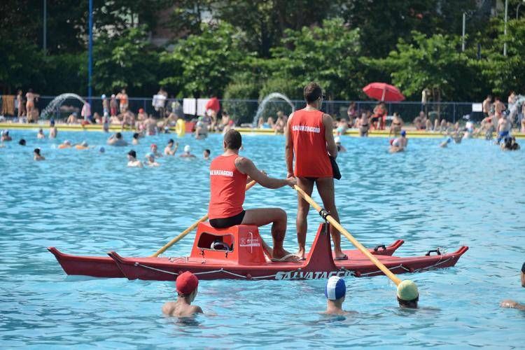 Piscina comunale Lido, sabato molto caldo e la piscina presa da assalto in cerca di refrigerio, bagnanti prendono il sole e fanno il bagno, bagnini e staff della piscina (Luca Matarazzo, MILANO - 2014-07-19) p.s. la foto e' utilizzabile nel rispetto del contesto in cui e' stata scattata, e senza intento diffamatorio del decoro delle persone rappresentate - FOTOGRAMMA