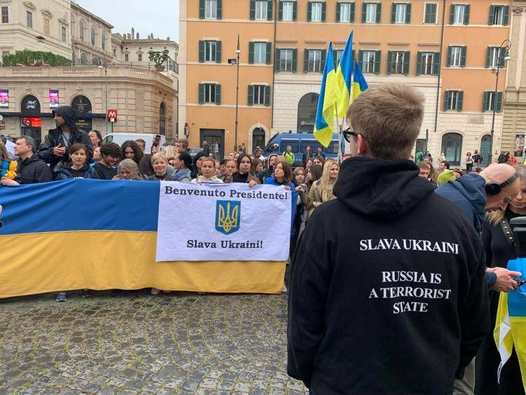 Zelensky a Roma, un centinaio di ucraini in piazza Barberini: 