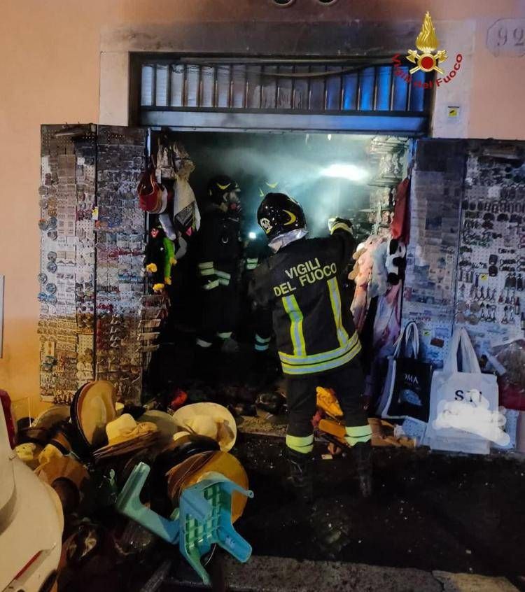 A fuoco nella notte negozio di souvenir a Roma, nessun ferito