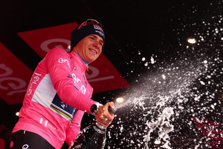 Giro d'Italia 2023, Evenepoel vince la crono e torna maglia rosa