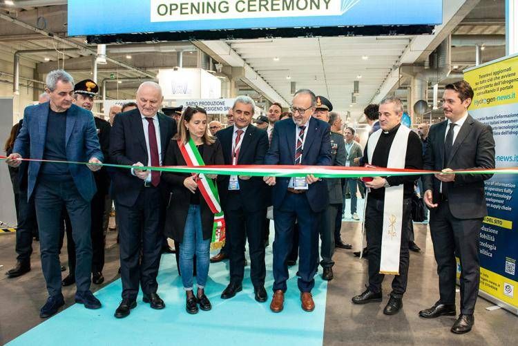 Da sinistra GIUSEPPE CAVALLI, presidente di Piacenza Expo; VINCENZO COLLA, Assessore regionale allo sviluppo economico e green economy, lavoro, formazione e relazioni internazionali dell’Emilia Romagna; KATIA TARASCONI, sindaca di Piacenza;FRANCESCO ROLLERI, presidente di CONFINDUSTRIA PIACENZA; FABIO POTESTÀ, direttore di MEDIAPOINT & EXHIBITIONS - photo by Sara Fenu