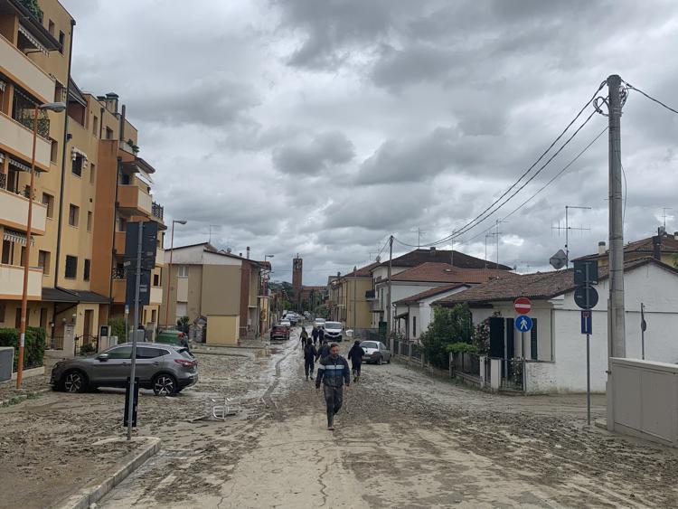 Cesena ricoperta di fango, cessata la pioggia si spala tra solidarietà e tenacia
