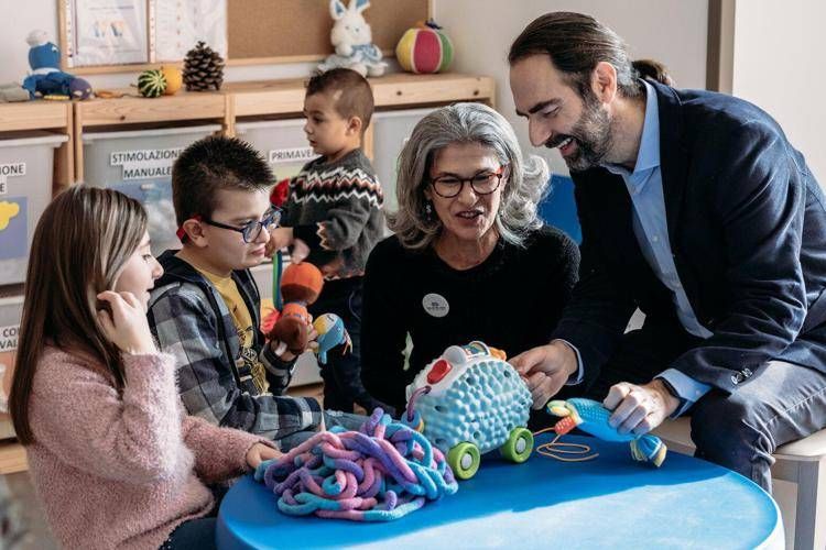 Biagio Luigi con la sua famiglia insieme Neri Marcorè - Lega del Filo d'Oro