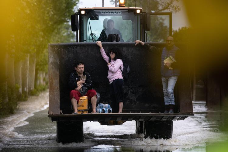 Alluvione Emilia Romagna, anche oggi allerta rossa e scuole chiuse. I morti sono 9, oltre 10mila gli sfollati